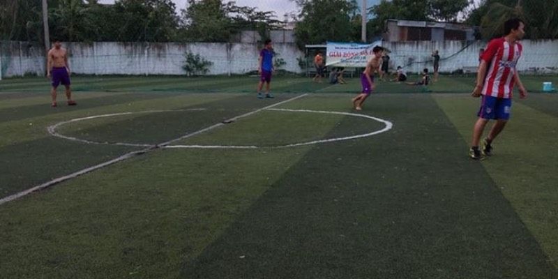 Sân cỏ đá bóng nhân tạo Quốc Hưng