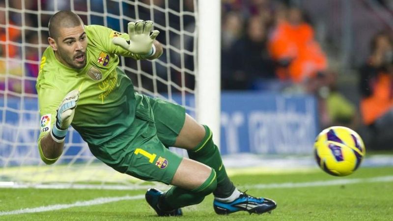Victor Valdes - Thủ môn duy nhất xuất hiện trong đội hình xuất sắc nhất Barcelona